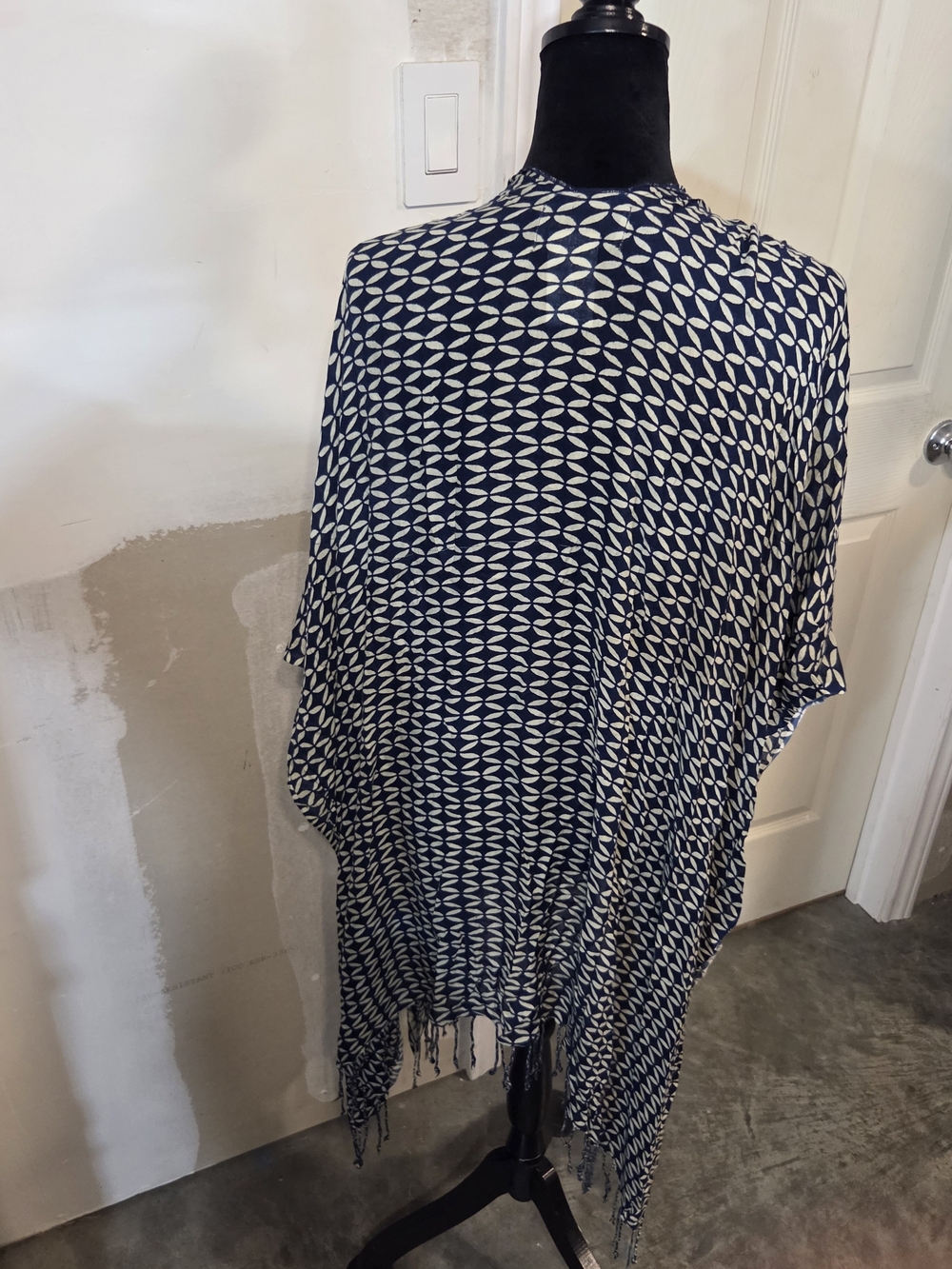 Jules Smith Navy White Geometric Fringe Kimono Open Shawl Poncho Swim Cover - Picture 4 of 11